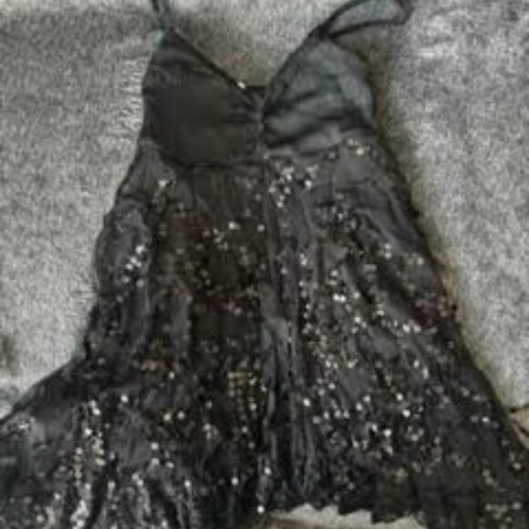 Small in Black - Picture 1 of 2